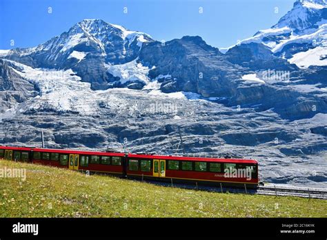 ユングフラウ鉄道：夢と現実の狭間を走る鉄道